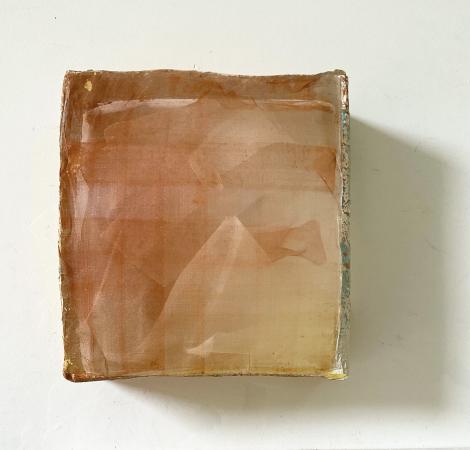 Illumi Squaire I, 2025  25x27x7 cm. silk, acryl paint, clay.